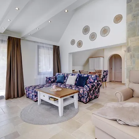 Viano Apartment Kisapati